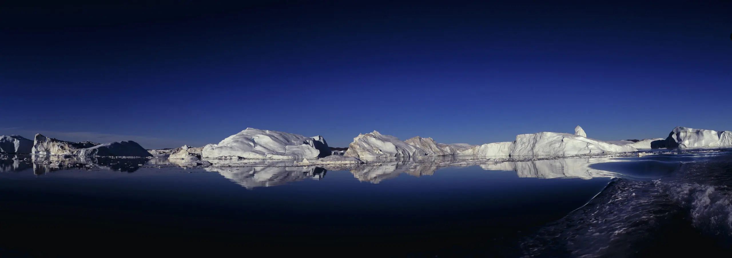 Wandbild (655) Kangia Fjord präsentiert: Wasser,Landschaften,Schnee und Eis,Winter,Berge,Meere,Wasserspiegelungen