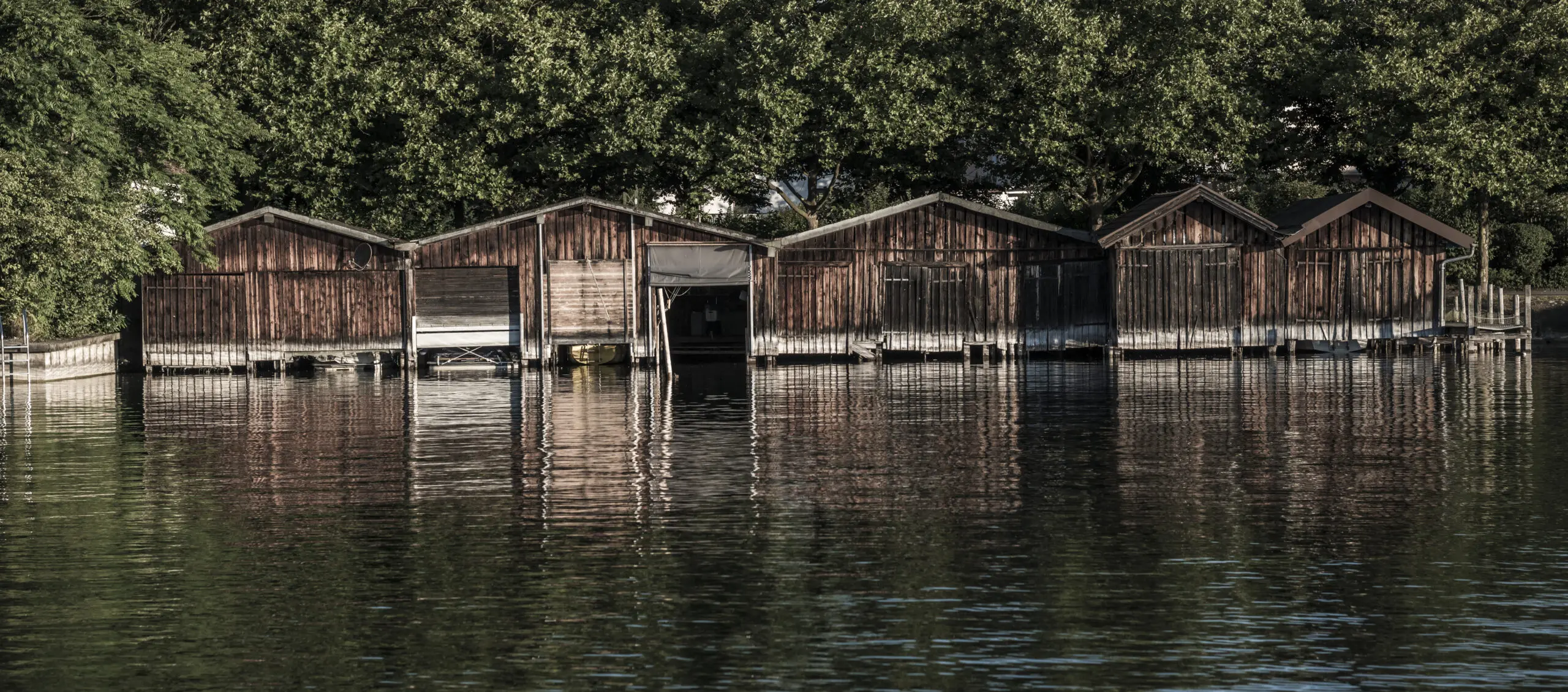 Wandbild (3649) Fischerhütten präsentiert: Wasser,Details und Strukturen,Landschaften,Sommer,Gewässer,Seen,Wasserspiegelungen