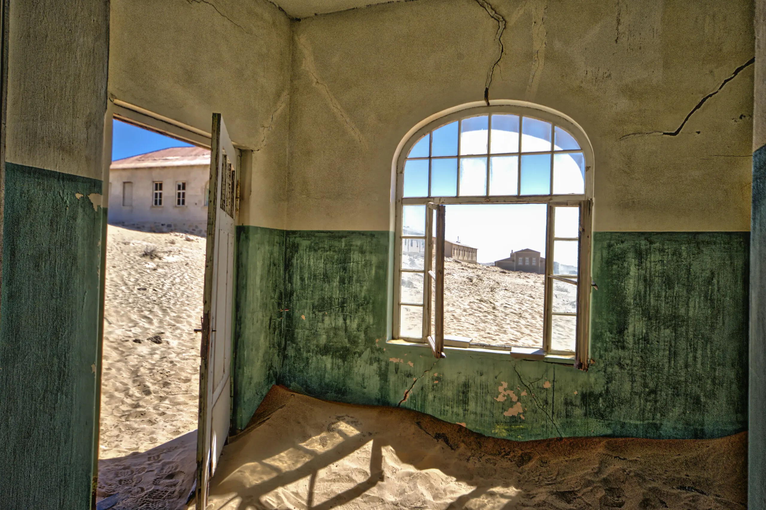 Wandbild (3841) Ghosttown Door to desert präsentiert: Details und Strukturen,Architektur,Detailaufnahmen,Häuser,Sonstige Architektur,Sehenswürdigkeiten,Architekturdetails