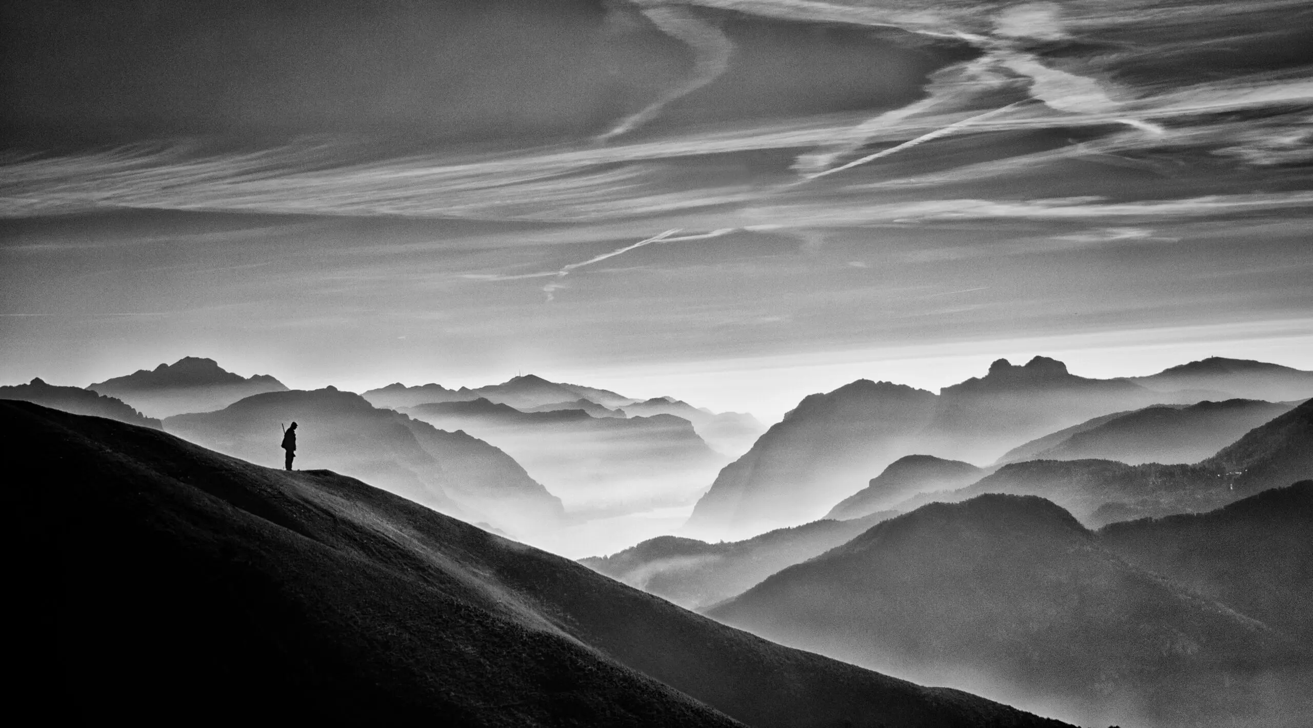 Wandbild (4035) Hunter in the fog BW präsentiert: Menschen,Landschaften,Berge,Reportagen,Männer