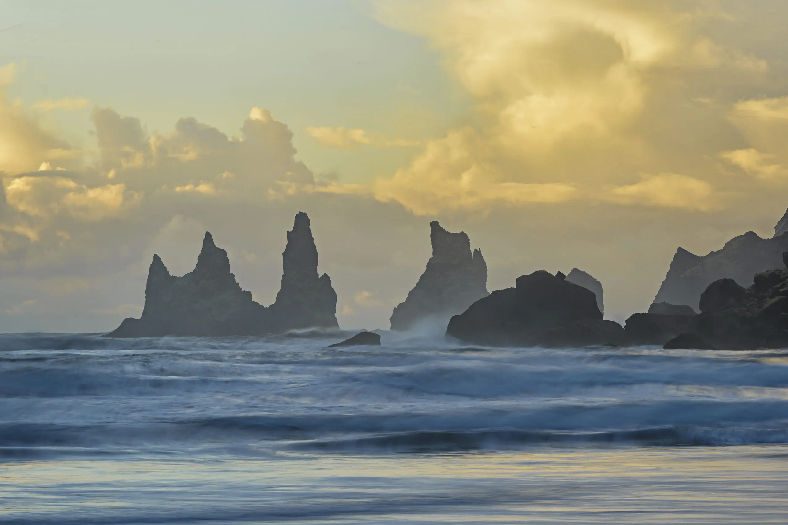 Wandbild (4687) Robertz Mark – Basaltfelsen Reynisdrangar präsentiert: Wasser,Natur,Landschaften,Berge,Gewässer,Meere