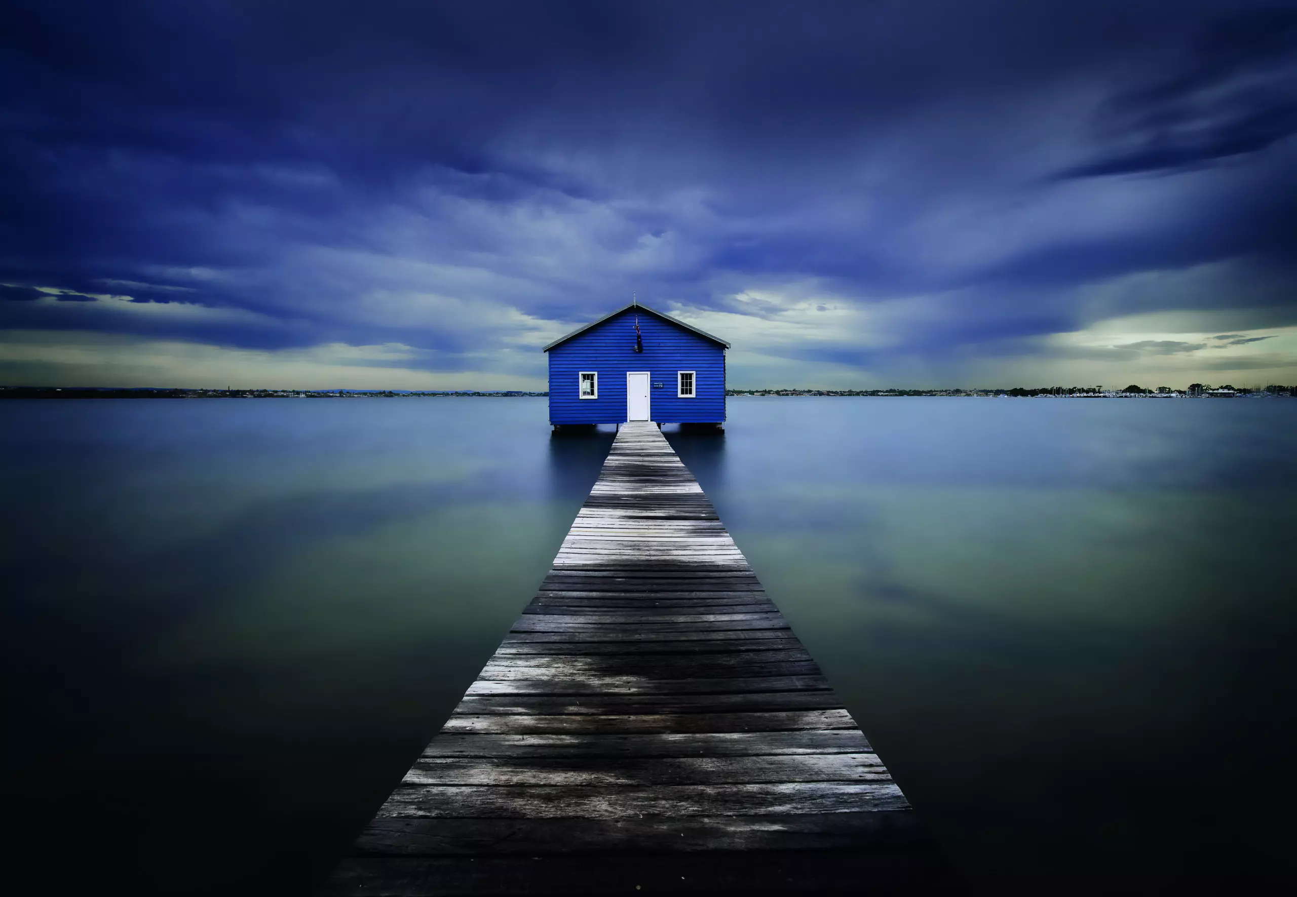 Wandbild (5140) The Blue Boatshed by Leah Kennedy präsentiert: Wasser,Architektur,Natur,Landschaften,Häuser,Stege,Winter,Gewässer,Meere,Seen,Wasserspiegelungen
