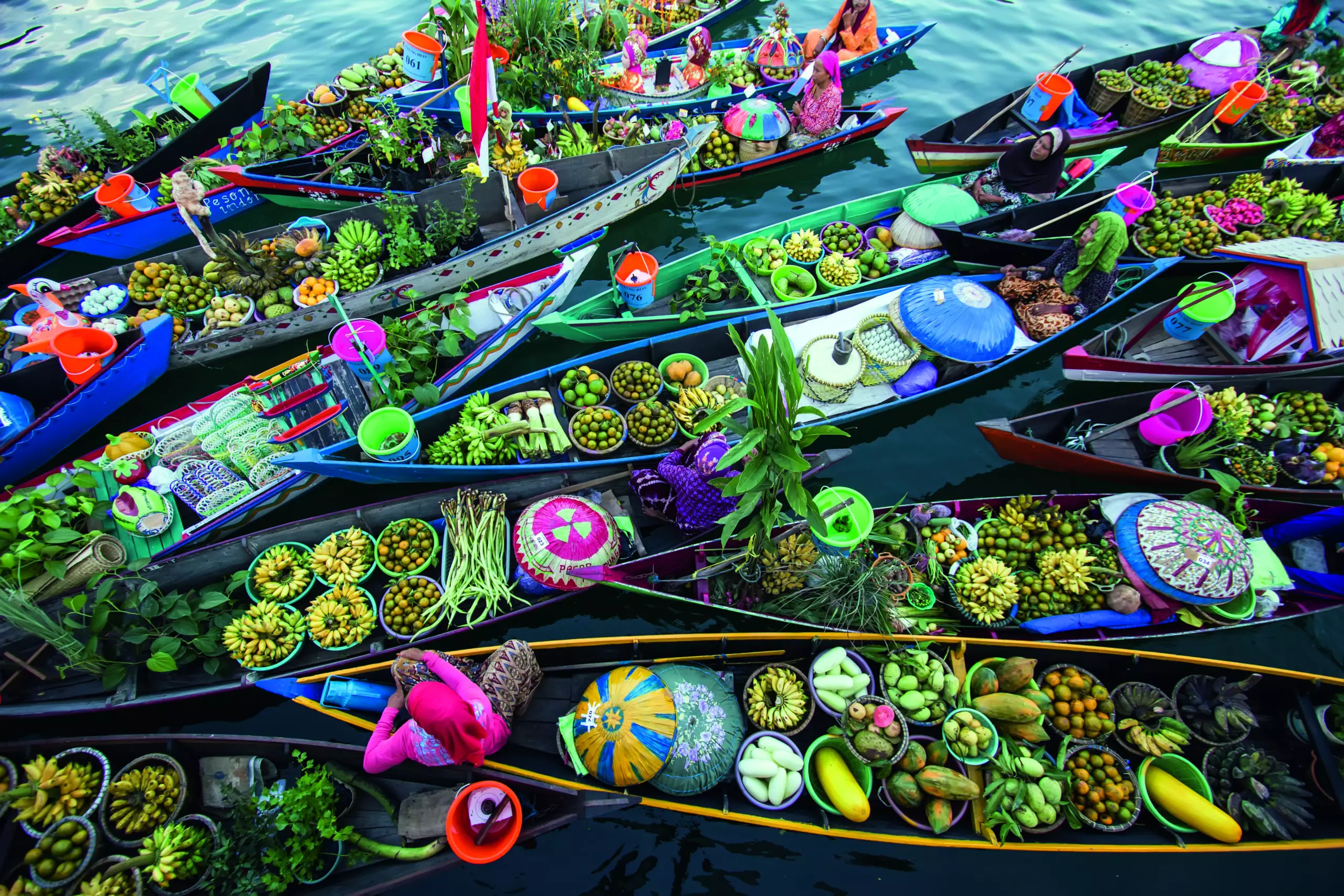 Wandbild (5242) Banjarmassin Floating Market by Fauzan Maududdin präsentiert: Menschen,Wasser,Kreatives,Details und Strukturen,Natur,Landschaften,Sommer,Asien,Detailaufnahmen,Gewässer,Luftaufnahmen,Frauen,Menschengruppen,Bäche und Flüsse,Seen,Sonstiges Kreatives,Sonstige Naturdetails