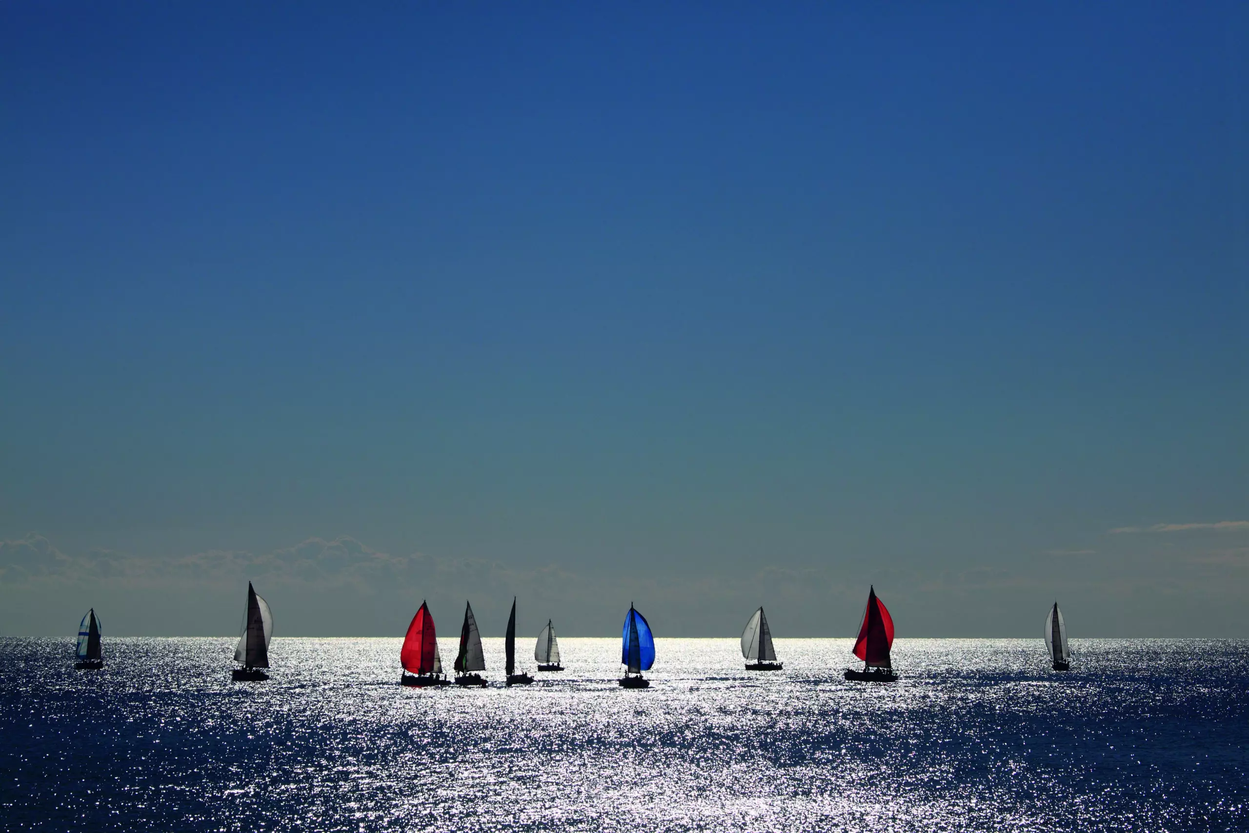 Wandbild (5296) Sailing by Davide Erbetta, HUBER IMAGES präsentiert: Aktion-Bewegung,Wasser,Natur,Landschaften,Sommer,Gewässer,Wassersport,Meere,Wasserspiegelungen