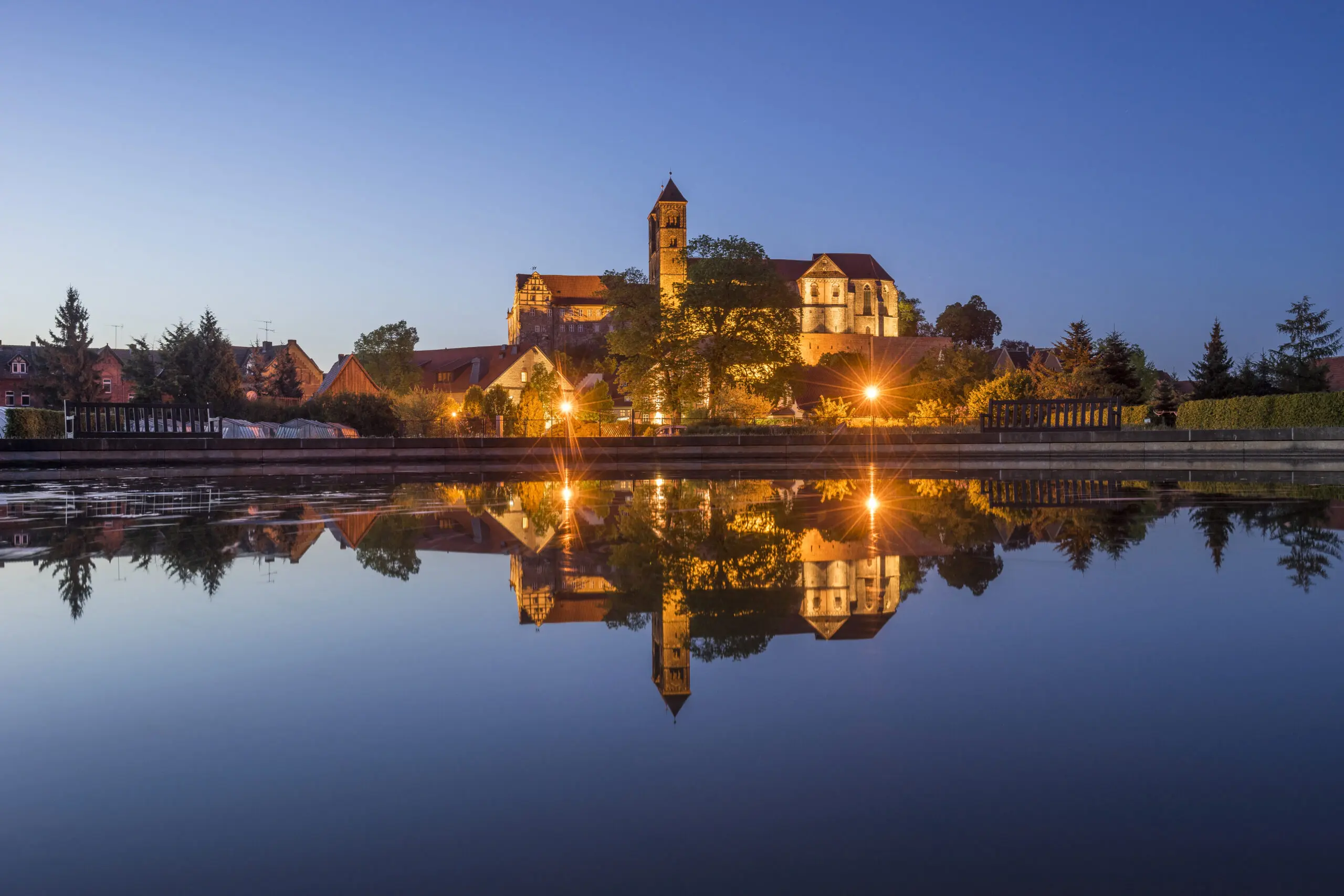 Wandbild (5350) Quedlinburger Schlossberg präsentiert: Wasser,Architektur,Sonstige Architektur,Sehenswürdigkeiten,Wasserspiegelungen