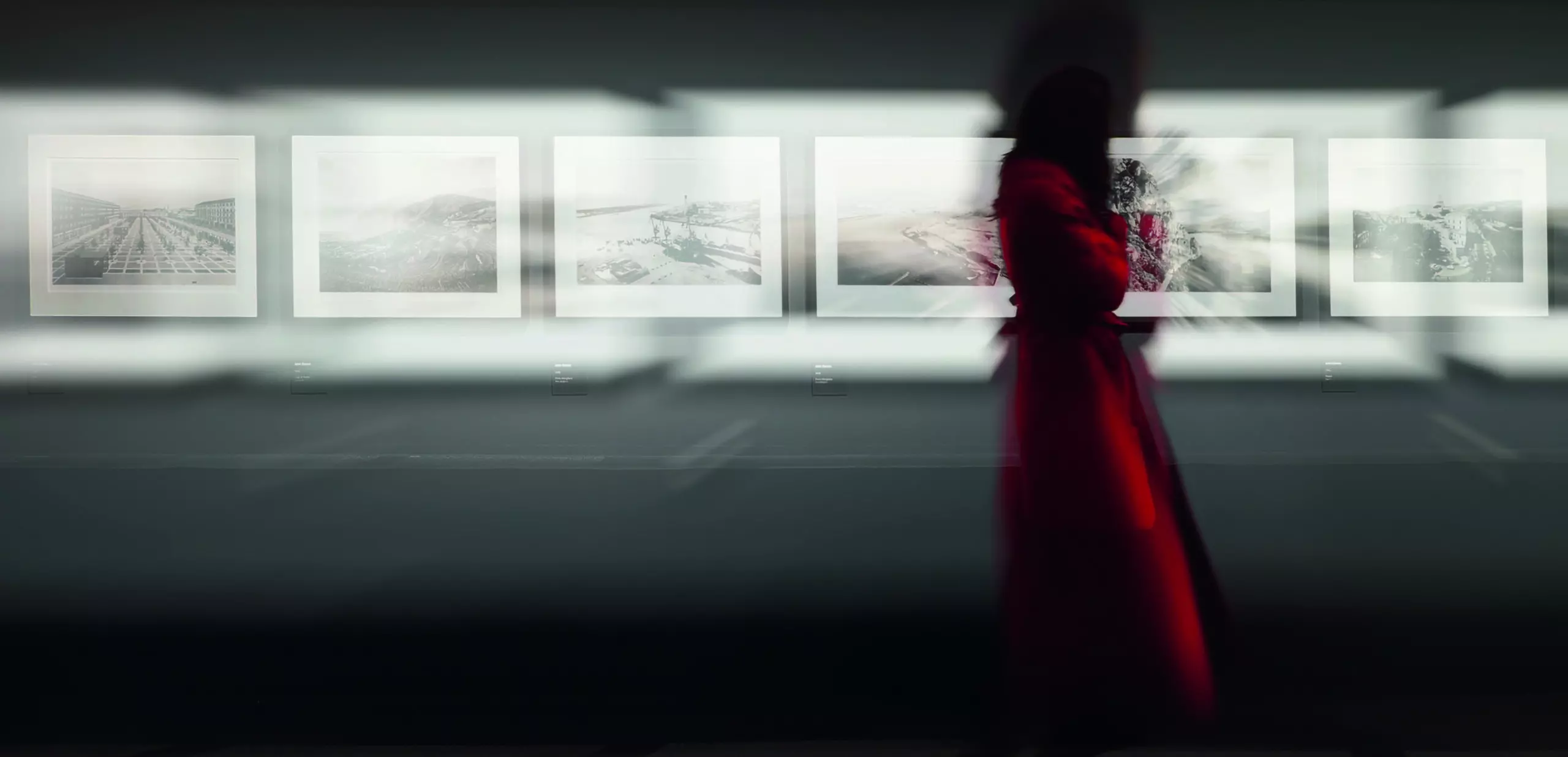 Wandbild (5665) The woman with teh red coat by Bartagnan,1x.com präsentiert: Aktion-Bewegung,Menschen,Kreatives,Details und Strukturen,Abstrakt,Frauen,Sonstiges Kreatives,Architekturdetails