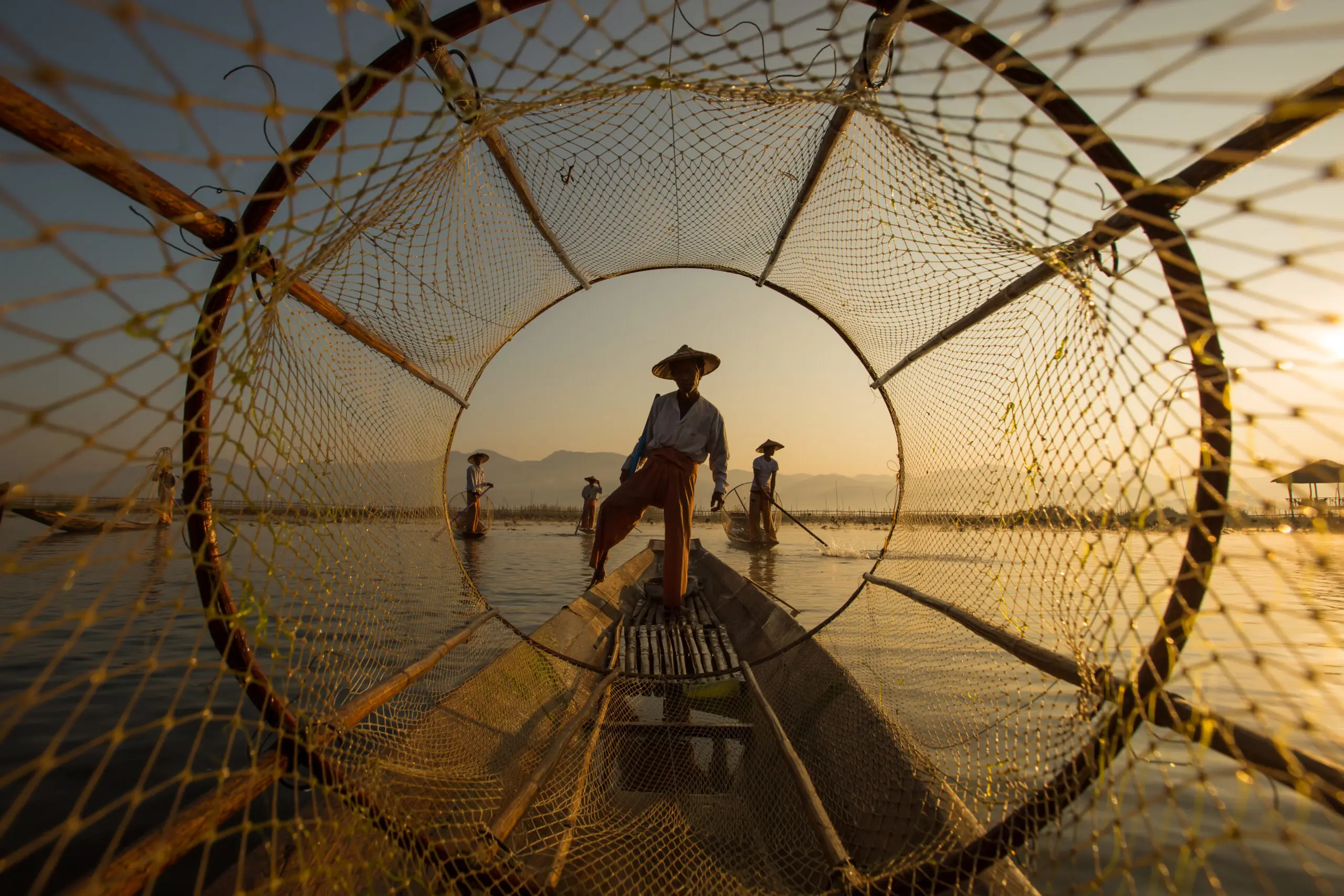 Wandbild (5703) Inle Fisherman by Guanarto Song, 1x.com präsentiert: Menschen,Wasser,Natur,Landschaften,Sommer,Asien,Gewässer,Männer,Seen,Wasserspiegelungen