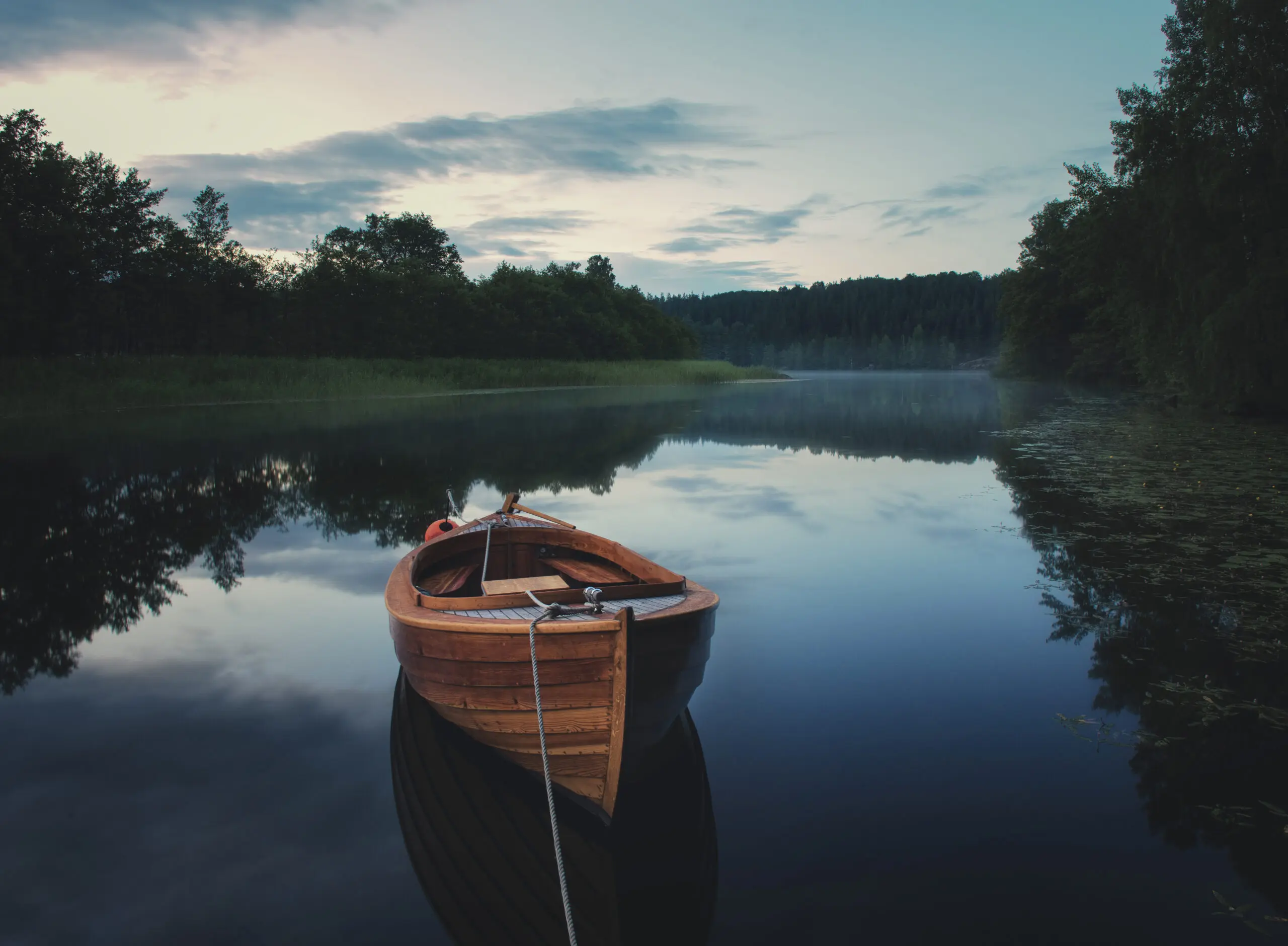 Wandbild (5679) Boat in fog by Christian Lindsten präsentiert: Wasser,Landschaften,Wälder,Gewässer,Seen,Wasserspiegelungen