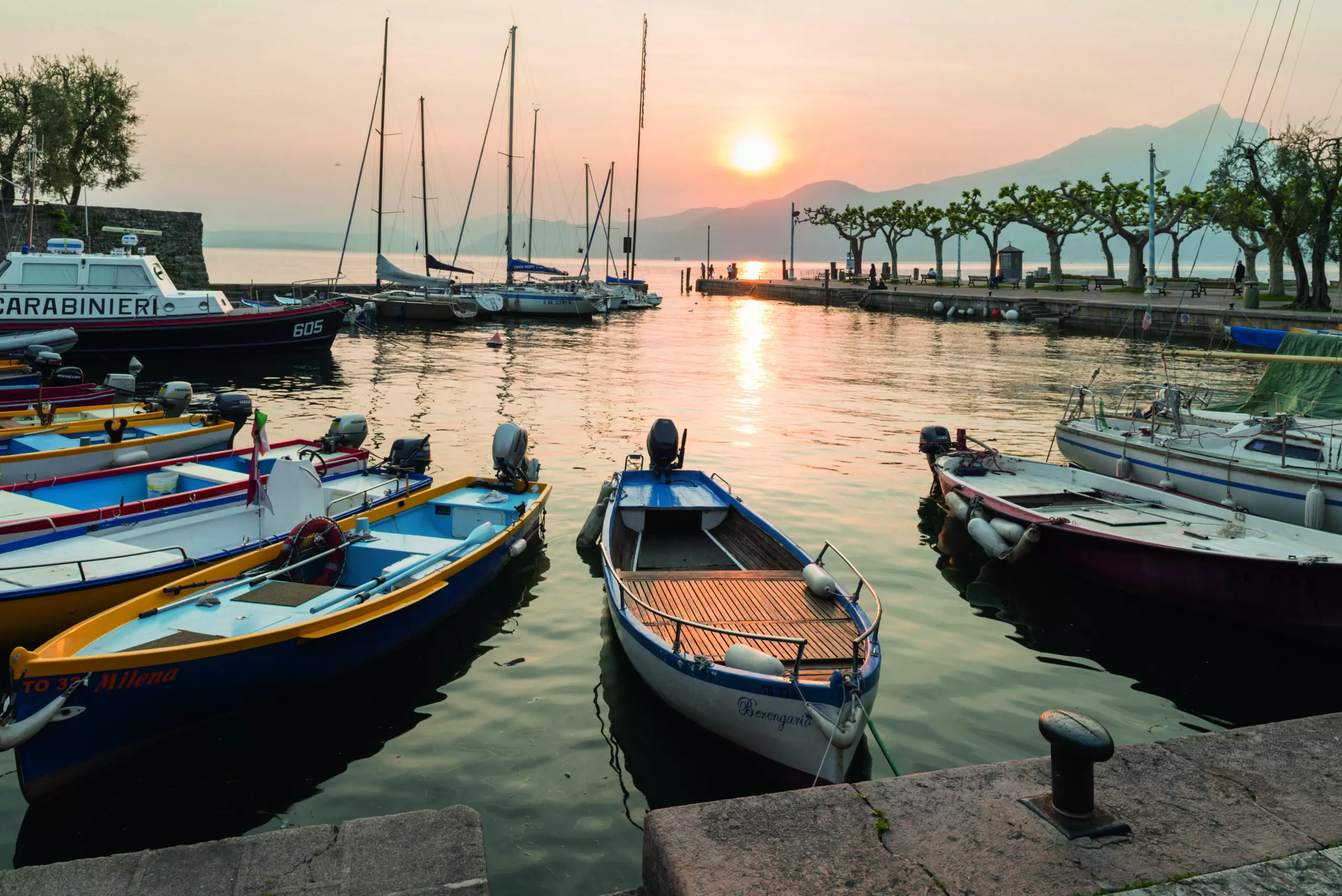 Wandbild (5760) harbour at sunset Torri del Benaco by Franco Cogoli/HUBER IMAGES präsentiert: Tiere,Natur,Landschaften,Sommer,Gewässer