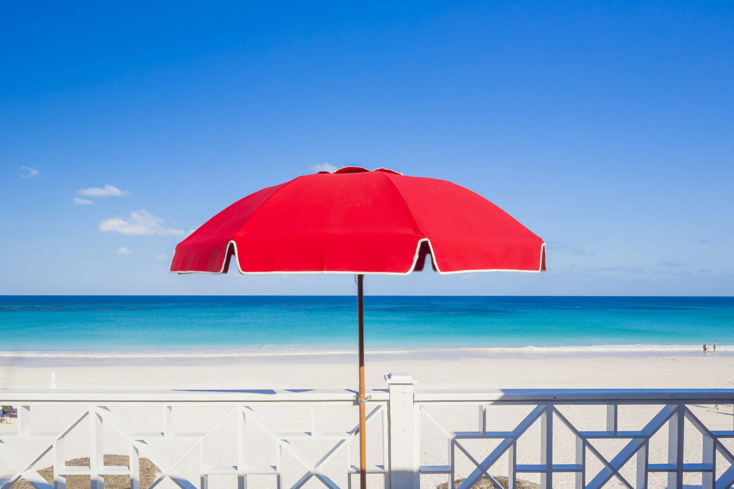 Wandbild (6045) Red umbrella by Pietro Canali/HUBER IMAGES präsentiert: Wasser,Kreatives,Landschaften,Sommer,Strände,Meere,Sonstiges Kreatives