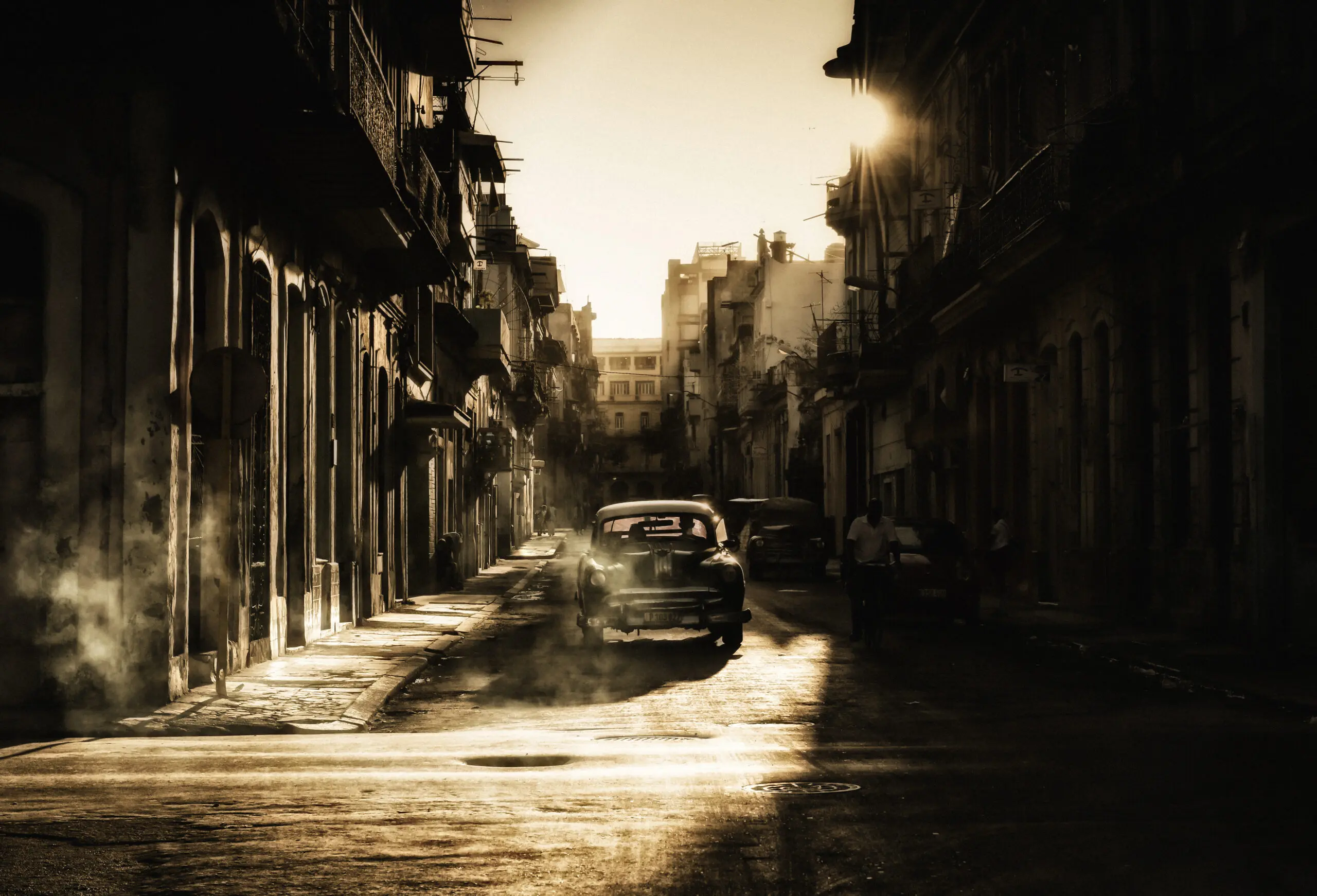 Wandbild (6347) Mystic morning in Havana…by Baris Akpinar,1x.com präsentiert: Technik,Architektur,Häuser,Skylines,Sehenswürdigkeiten,Auto