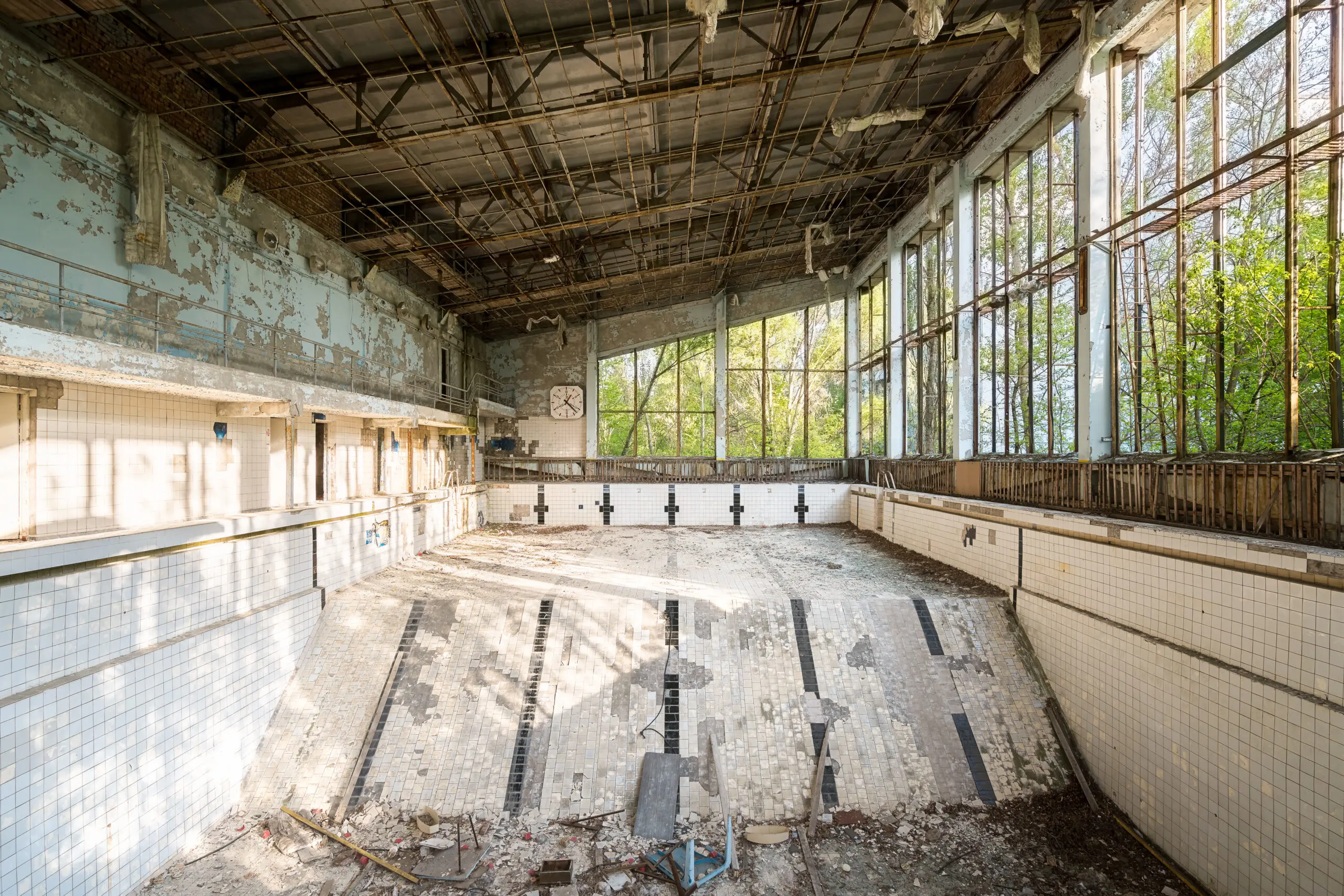 Wandbild (27046) Swimming Pool in Chernobyl by Roman Robroek präsentiert: Architektur,Natur,Sonstige Architektur,Bäume,Blätter,Blumen und Blüten